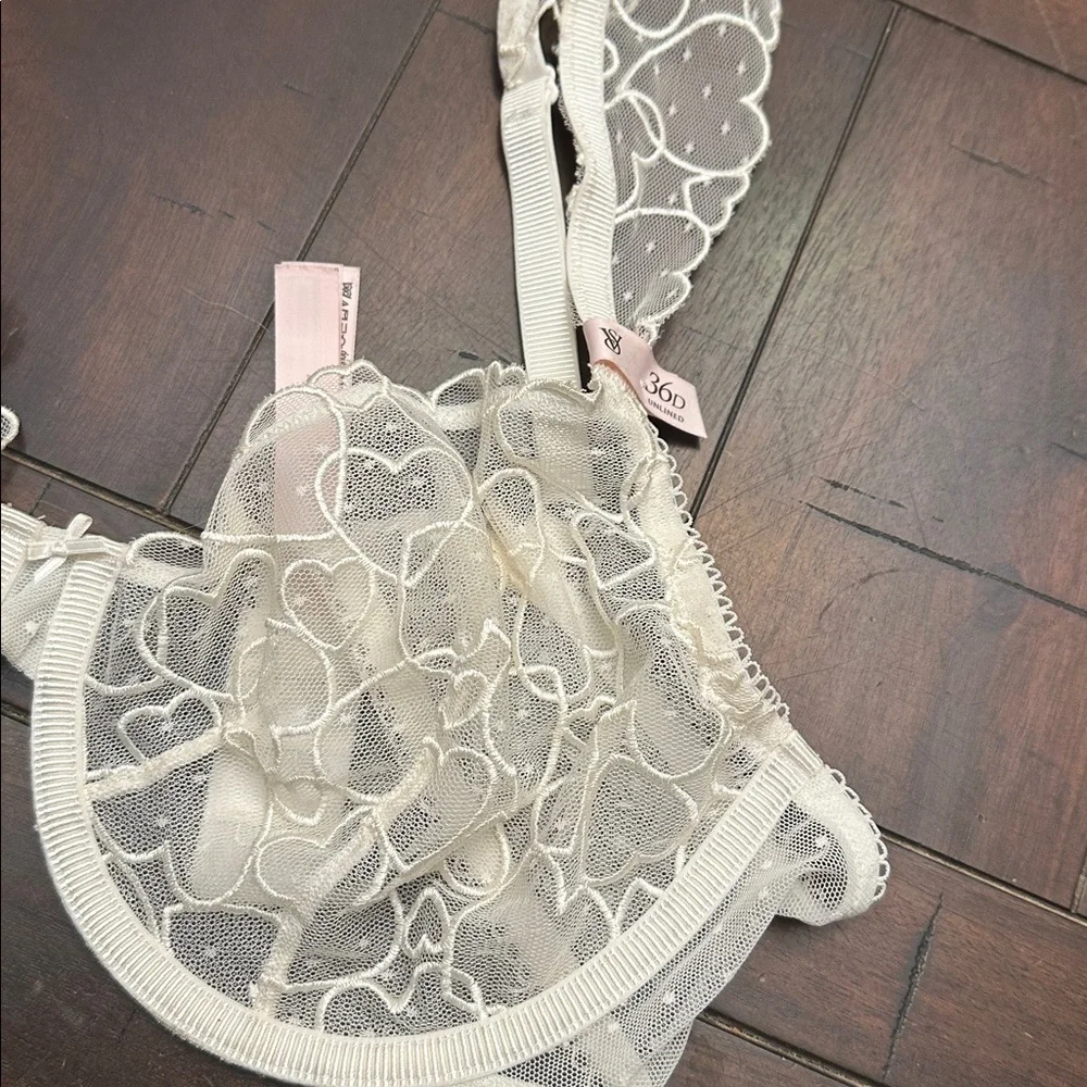 NWT Victoria's Secret Ivory Hesrts Lace Bra